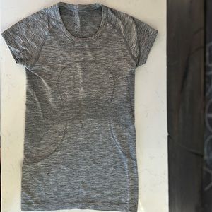 Lululemon sz 6 heathered grey swiftly tee